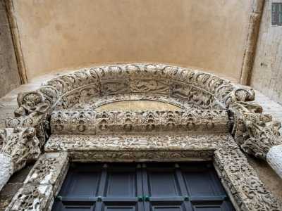 ...per continuare poi nel mezzo dell�architrave incontrandosi con un terzo calice. � la grazia divina che da Cristo parte e a Cristo ritorna